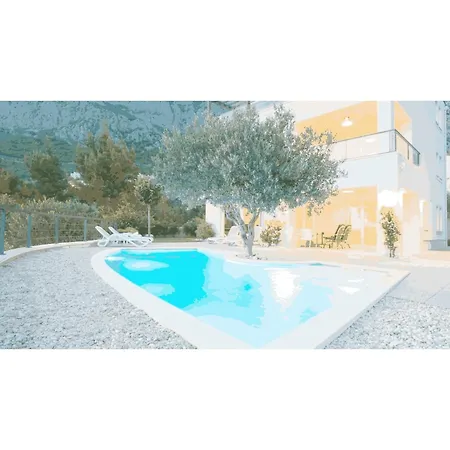 Holiday home Luksuzna S Bazenom